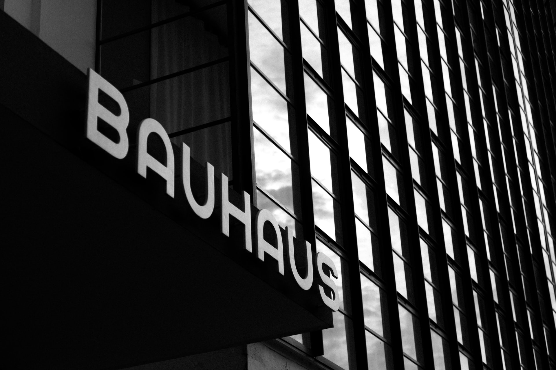 Bauhaus – cechy stylu. Forma i Funkcjonalność